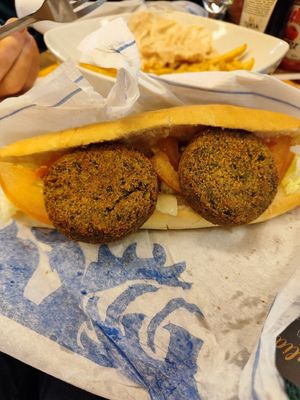 Hamburguesa de espinacas y guisantes at Frankfurt Pedralbes in Andorra La Vella