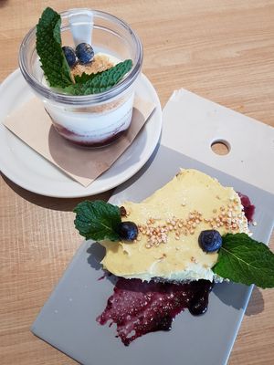 Tarta de queso y tarta fría de mango y coco at El Curry Verde in Hondarribia