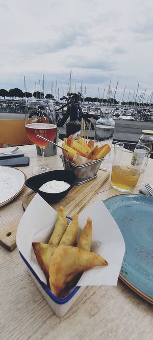 Patatas horneadas lentamente muy ricas y alioli vegano + samosas de verduras. Son un poco pequeñas. at El Curry Verde in Hondarribia