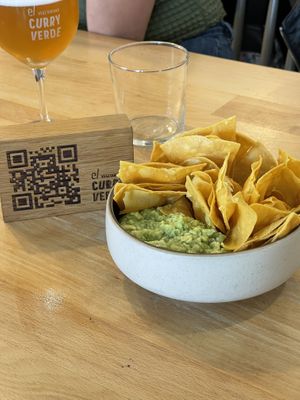 Guacamole casero con totopos at El Curry Verde in Hondarribia