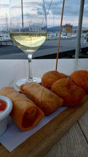 Croquetas de brocoli, cabrales, puerro y rollitos de verdura. at El Curry Verde in Hondarribia