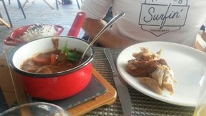 mole con brochetas de No-pollo at El Curry Verde in Hondarribia