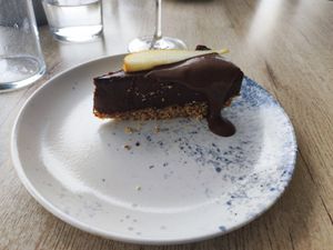 Pastel de cacao y aguacate at El Curry Verde in Hondarribia