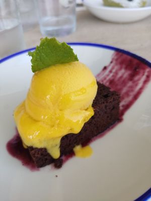 Brownie con helado vegano at El Curry Verde in Hondarribia