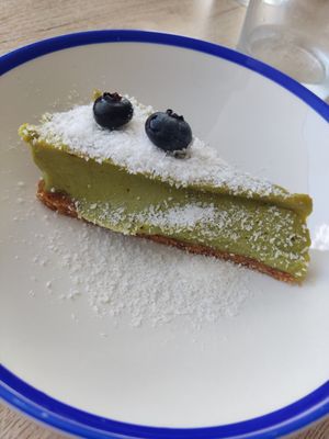 Tarta de aguacate vegana at El Curry Verde in Hondarribia