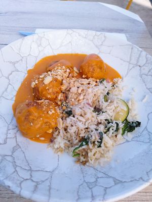 Chickpea balls curry with rice at El Curry Verde in Hondarribia