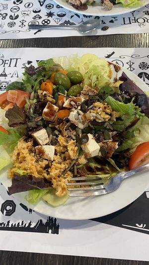 Ensalada con tofu y vuna  at La Cantina De Balenya in St Miquel De Balenya