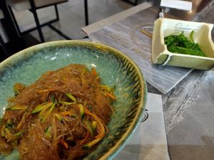 Spaghetti di soia con verdure e insalata di alghe con sesamo at Osaka in Pietrasanta