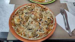 Pizza Heura (vegan chickn) and champignons at Mundo Vegan in Barcelona