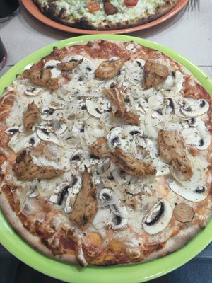 Heura pizza at Mundo Vegan in Barcelona