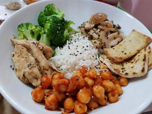 No chicken bowl at Mundo Vegan in Barcelona