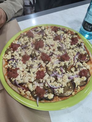 Pizza Gaudí con tofu y beyond meat at Mundo Vegan in Barcelona