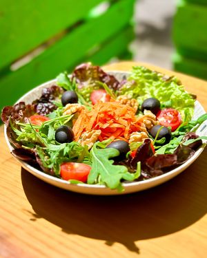 Ensalada de nueces at Mundo Vegan in Barcelona
