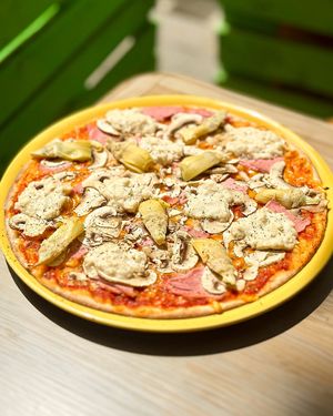 Pizza Berliner at Mundo Vegan in Barcelona