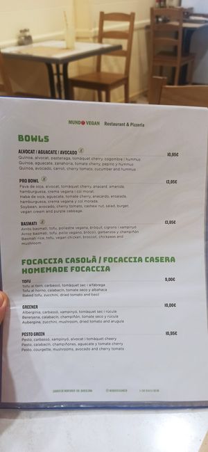 Bowls y Focaccias at Mundo Vegan in Barcelona