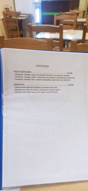 Pizza Berliner y Gnocchi at Mundo Vegan in Barcelona