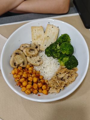 Bowl with tofu and Heura at Mundo Vegan in Barcelona