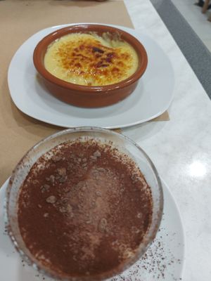 Crema catalana e tiramisu at Mundo Vegan in Barcelona