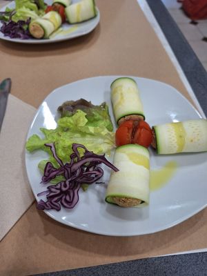 Rollitos de calabacín rellenos de rofu. Nos sorprendió el sabor, estaban muy apetitosos 😍 at Mundo Vegan in Barcelona