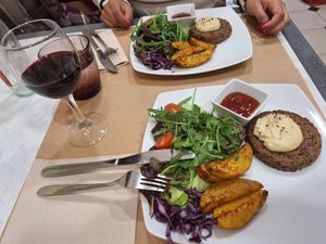 Hamburguesas con una copa de vino para acompañar ❤️🍷🌱 at Mundo Vegan in Barcelona