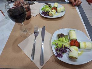 Primer plato: Rollitos de calabacín at Mundo Vegan in Barcelona