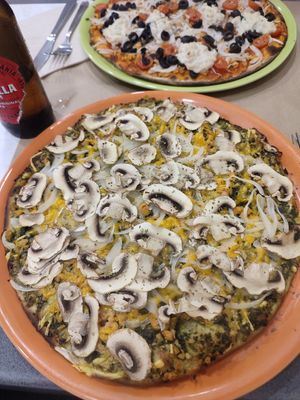 Pizza pestunia at Mundo Vegan in Barcelona