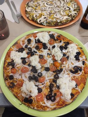 Pizza mundo especial at Mundo Vegan in Barcelona