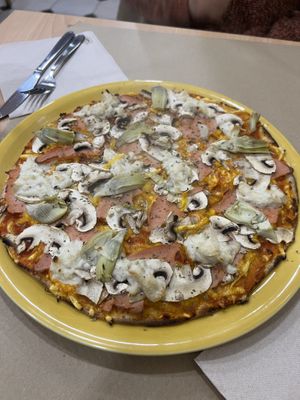 Berliner pizza  at Mundo Vegan in Barcelona