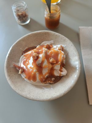Oat drink bowl with salted caramel at Lulat in Valencia