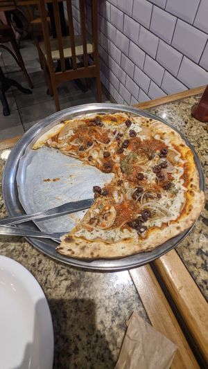 Pizza portuguesa at Gambino-Largo do Machado in Rio De Janeiro