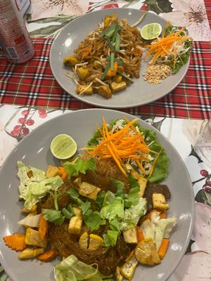 Pad Thai (no egg) und fried glass noodle (no egg) at Chai Thaifood in Phuket