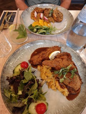 Austernpilzschnitzel und gebratene Semmelknödel mit Pilzragout at Vegalena in Stuttgart
