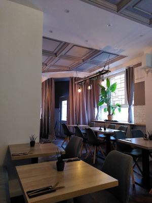 Das leere Restaurant und die Tische, die dann vor uns alle trotzdem das Essen vor und erhalten haben, obwohl wir zuerst kamen... at Vegalena in Stuttgart