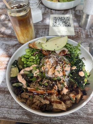 Buddha Bowl mit super leckerem veganem Fleisch.   at Buur Deli in Dusseldorf