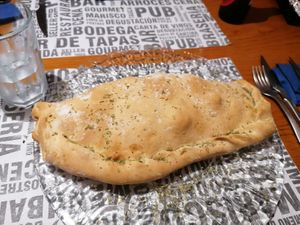 Súper calzone, masa casera  at Xap in Granollers