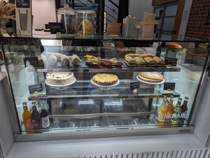 Essensvitrine at DenkMahl Rösterei in Poessneck