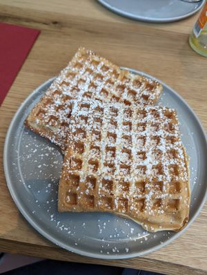 Waffeln mit Puderzucker at DenkMahl Rösterei in Poessneck