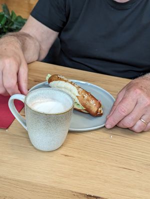 Laugenstange mit veganer Wurst und heiße Schokolade at DenkMahl Rösterei in Poessneck