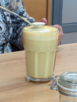 Kurkuma Milch at DenkMahl Rösterei in Poessneck