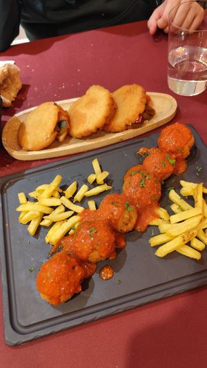 Arepas veganas y albóndigas de calabacín y zanahoria at Agora  in Llanes