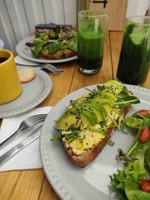 Toast con hummus at Cara de Pan in Celaya