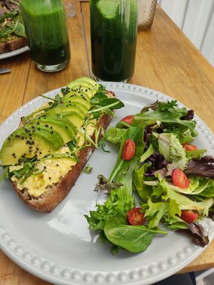 Toast con hummus at Cara de Pan in Celaya