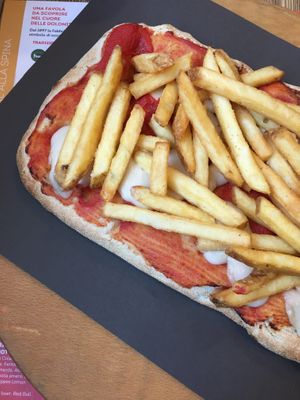 Pizza pala with vegan mozzarella at Otivm Bar in Padua