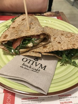 Piadina integrale Sfiziosa (tofu,porcini,rucola,pomodoro,mayo veg)  at Otivm Bar in Padua