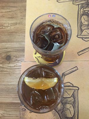 Tè alla pesca e tè al limone at Otivm Bar in Padua