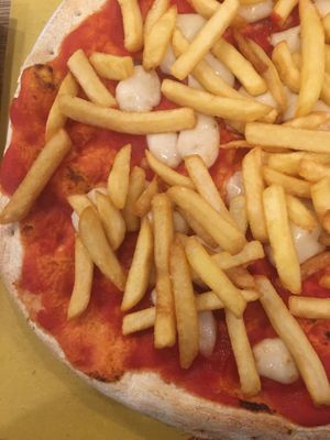 Vegan pizza with fries at Otivm Bar in Padua