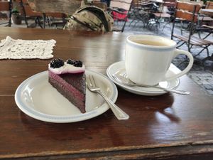 Beerentorte, Milchkaffee (Hafermilch) at Klubokawiarnia Mleczarnia in Wroclaw