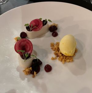 Panna cotta van cocos met mango ijs  at Restaurant 1487 in Zevenaar
