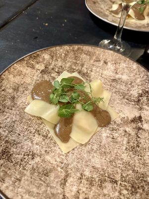Open ravioli met gerookte wortel saus en tuinbonen krokant en dubbel gedopt en knoflooksaus  at Restaurant 1487 in Zevenaar