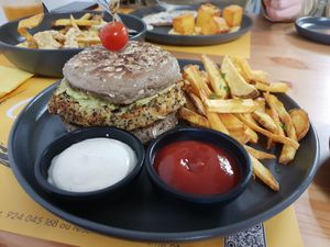 Hambúrguer de quinoa e feijão branco at Docostume in Tomar